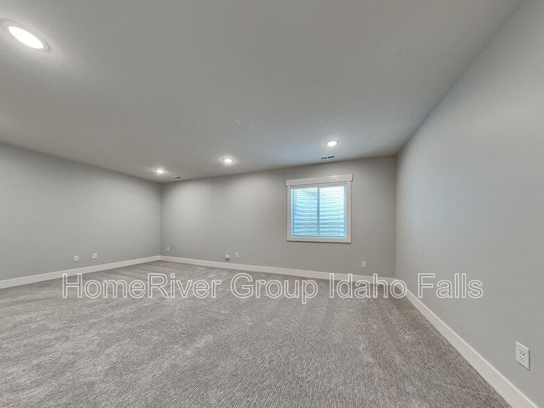 Building Photo - 7224 Hamden Ave
