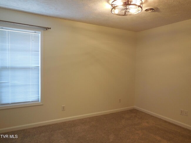 Building Photo - 15 Lake Village Ct