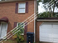 Building Photo - This 2 bedroom Townhome with 1.5 baths, Ga...