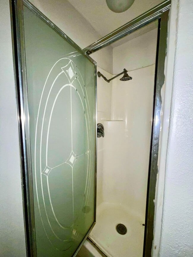 Building Photo - Comfortably Updated 4-Bedroom 2-Bathroom O...