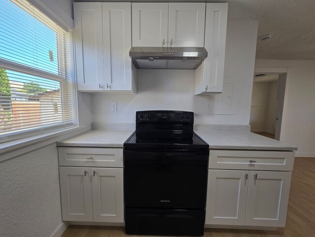 Building Photo - Freshly Remolded 2 Bedroom Apartment Move-...