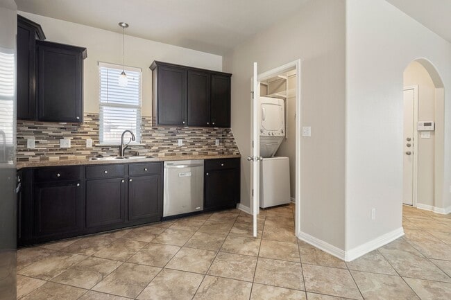 Building Photo - NOW 3 BEDROOM HOME LOCATED IN SAN MARCOS, TX!