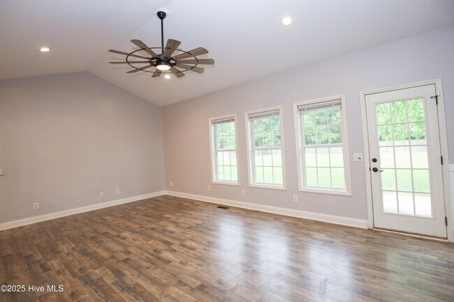 Building Photo - 102 Willow Creek Ln