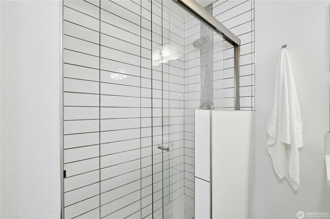 Building Photo - Spacious Richmond Highlands Retreat with Modern Updates & Flexible Living