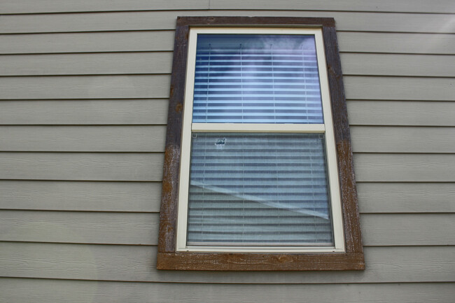 Building Photo - Country Living, Shop, Large Porches