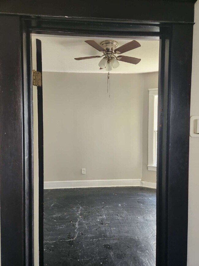 Building Photo - "2-Bedroom Duplex Downstairs Unit -Perfect...