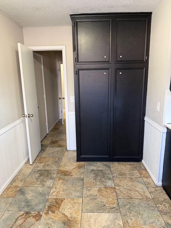 Building Photo - Fully remodeled 3 bed/2 bath home located in prime location just minutes from shopping, dining an...