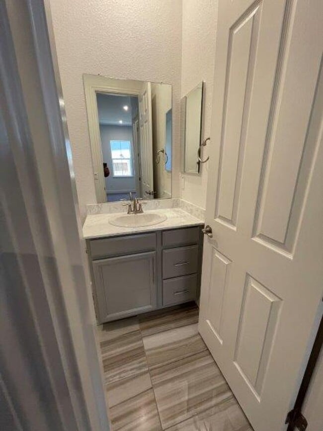 Building Photo - Fabulous Single Level 4 Bedroom in 95757