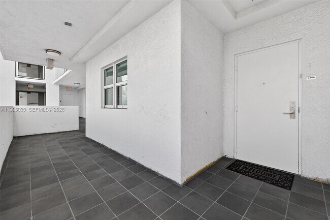 Building Photo - 15051 Royal Oaks Ln