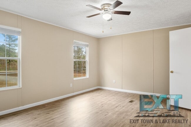 Building Photo - Beautiful Fully Renovated 3 Bed 2 Bath Home