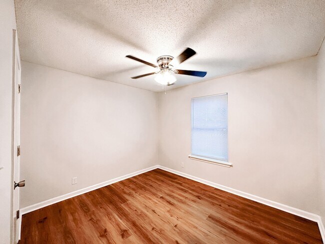 Building Photo - 470 Martha Ln