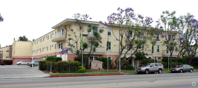 Building Photo - Tarzana Courtyard