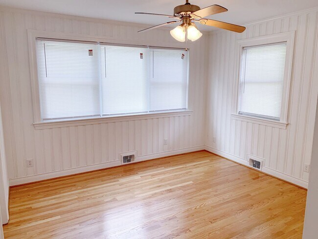 Building Photo - 3 Bed 2 Baths Grid home with fenced backya...