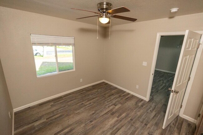 Building Photo - Newly renovated 1 Bedroom