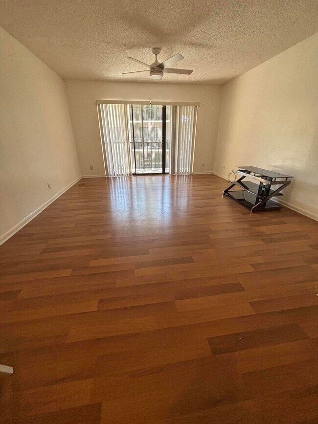 Building Photo - 201 Foxtail Dr