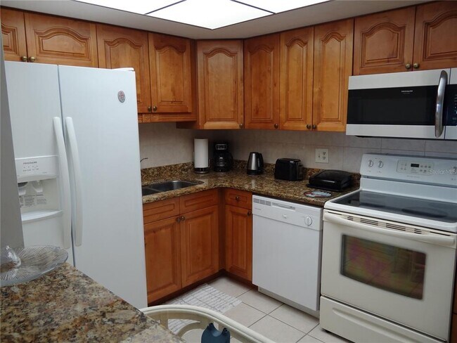 Building Photo - 4900 Brittany Dr S