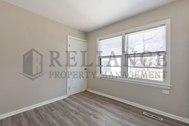Building Photo - 1562 Floberta St