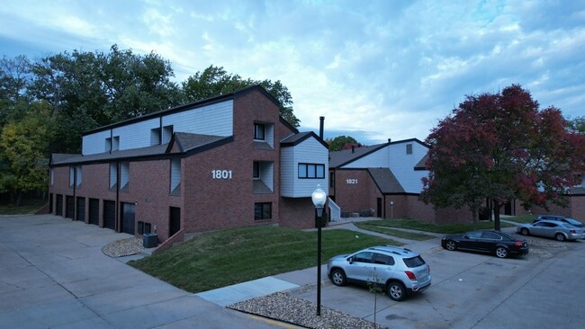 Building Photo - Luxurious 2-Bedroom Apartments with Modern Flair and Parkside Living!