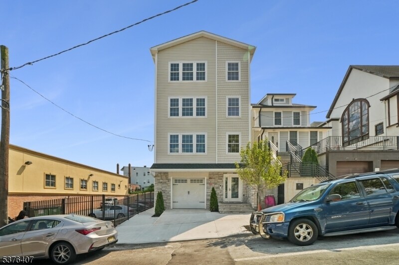 Primary Photo - 200 Montclair Ave