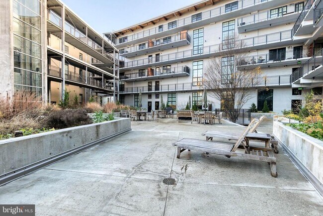 Building Photo - 1220 Bank St