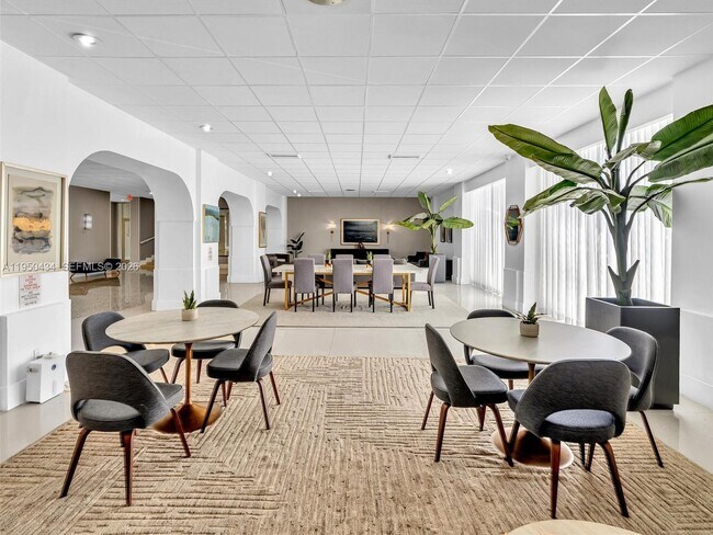 Building Photo - 3140 S Ocean Dr