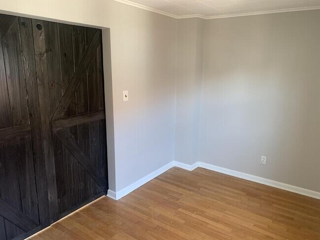 Building Photo - West Side 3BR Upper