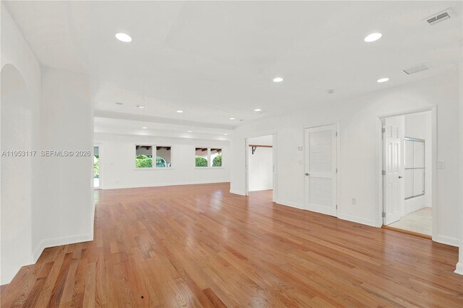 Building Photo - 527 SW 20th Rd