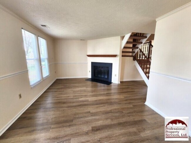 Building Photo - Charming 3br/1.5ba Townhome Updated, Convenient, And Move In Ready