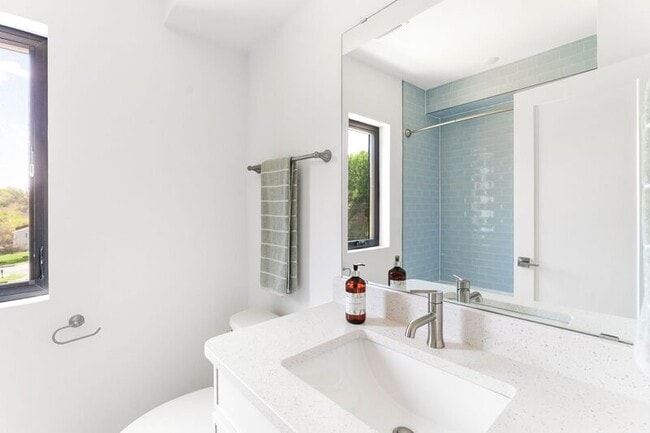 Building Photo - 981- 987 Fifth Street SW