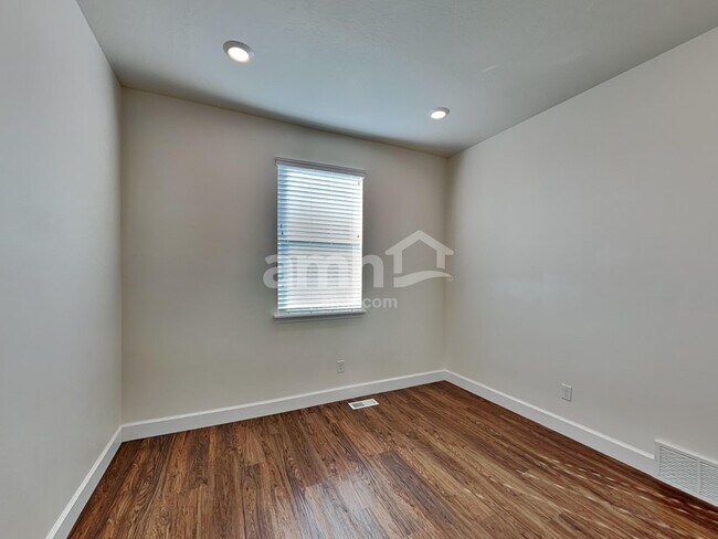 Building Photo - 2997 E S Village Dr