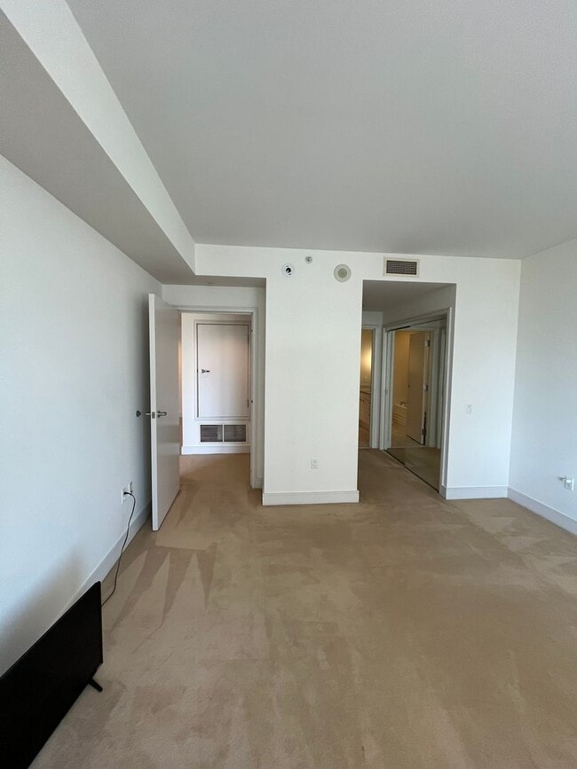Building Photo - Experience upscale living in Downtown San Diego with great views. This is a must see!