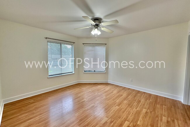 Building Photo - Niceville Renovated 3/2