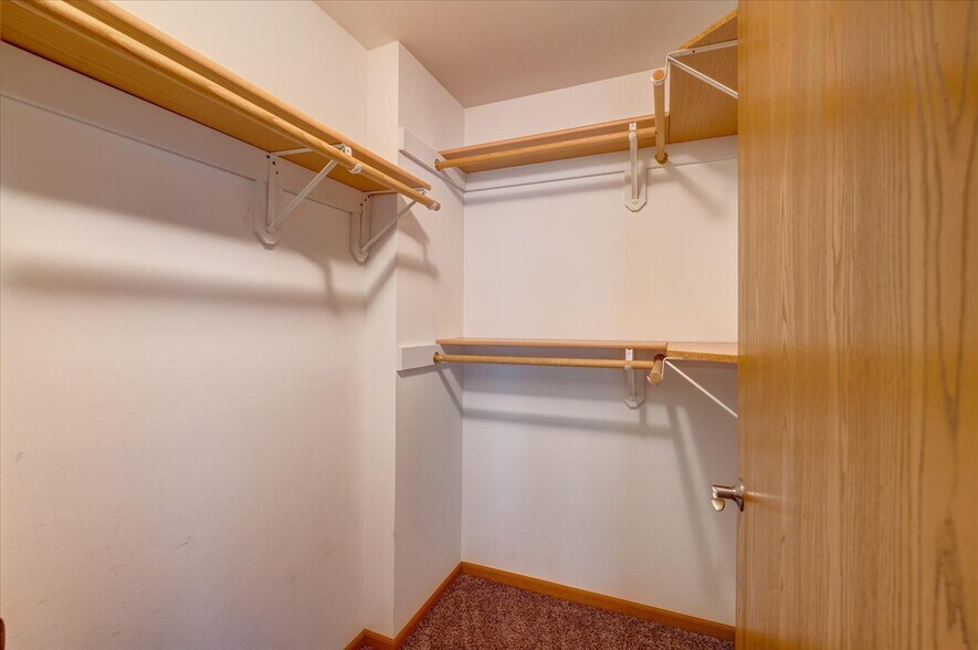 Building Photo - 264 Meadowside Dr