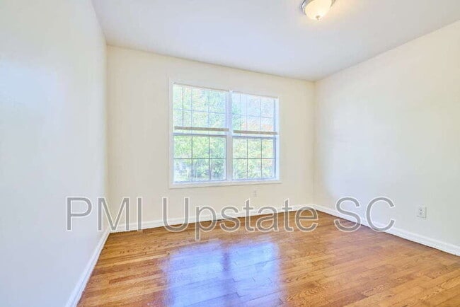 Building Photo - 28 Pine Grove Ln