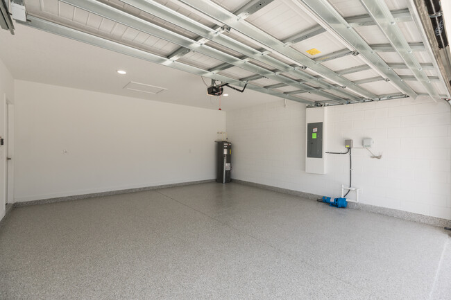 Building Photo - 10 Fairchild Ln