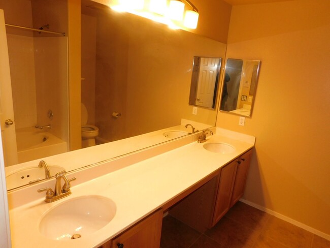 Building Photo - FURNISHED 2 Bed/2 Bath One Car Garage Upst...