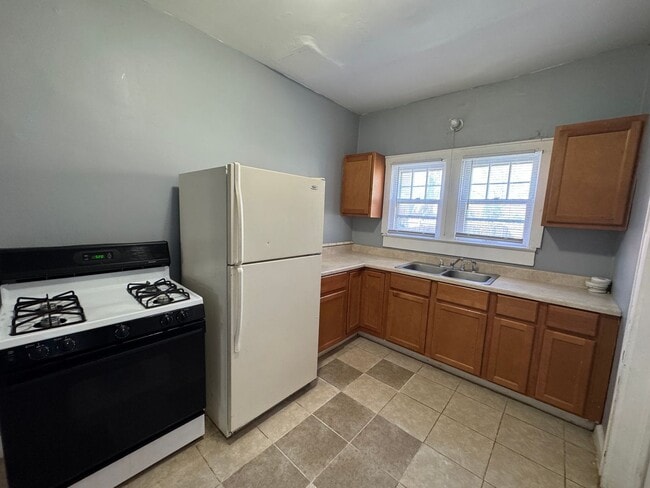 Building Photo - 830-832 Weghorst Street