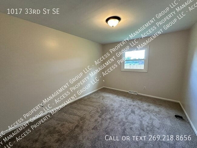 Building Photo - 1017 33rd St SE