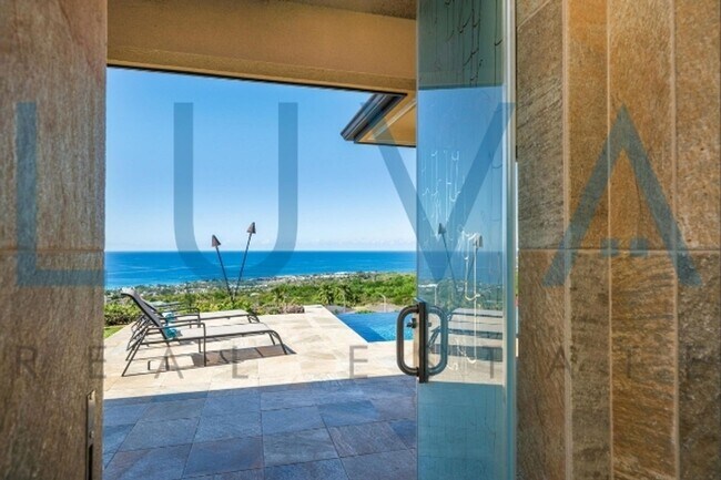 Building Photo - 4 bedroom 3.5 bathroom home with pool