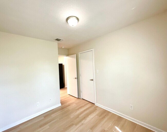 Building Photo - 1611 N Navidad St