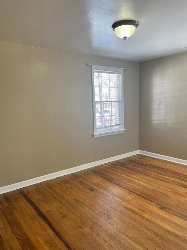 Building Photo - Quaint 2 Bedroom Duplex in the Highlands!!!
