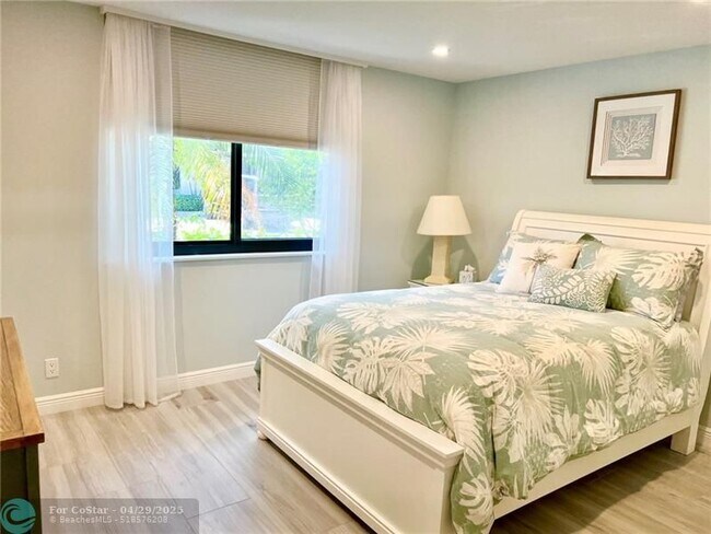 Building Photo - 1556 S Ocean Ln