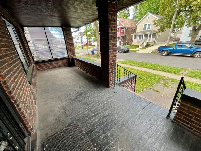 Building Photo - Three bedroom one bathroom home for rent