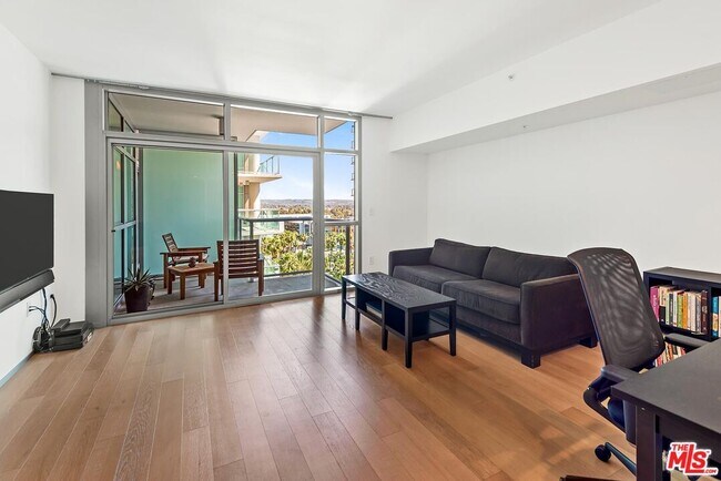 Building Photo - 13700 Marina Pointe Dr