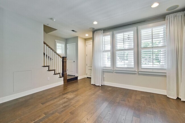 Building Photo - Gorgeous Morgan Park Refreshed for Immediate Move-In! Must see!