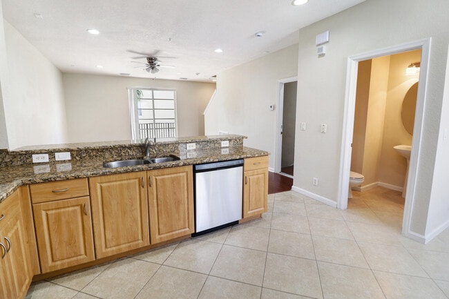 Building Photo - 143 Greenwich Cir