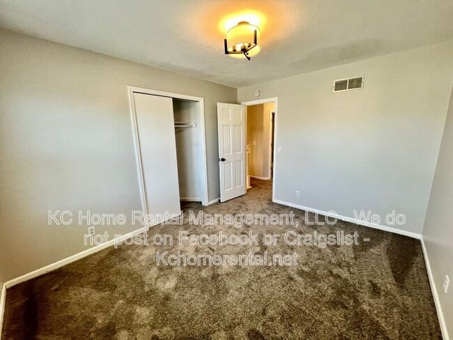 Building Photo - 1109 E Sleepy Hollow Dr