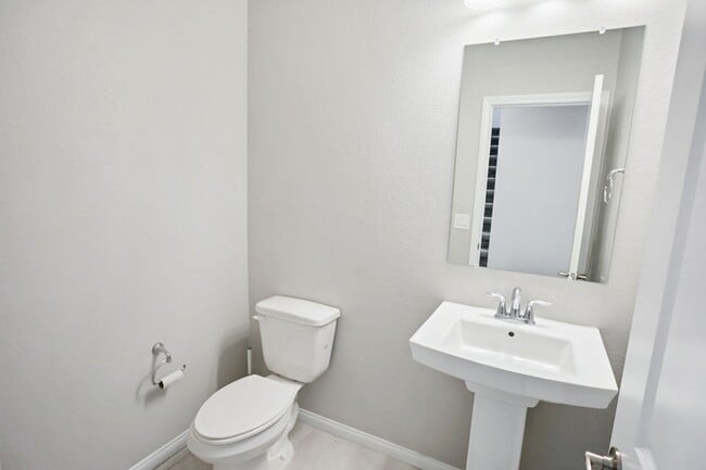 Building Photo - Beautiful 4 Bedroom Home In A Gated Skye Canyon Community