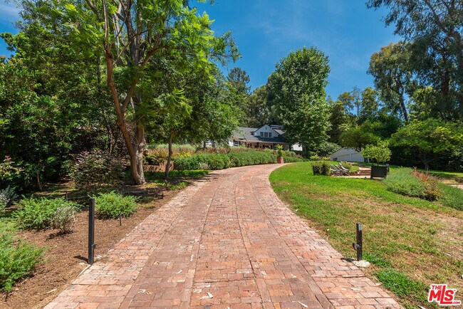 Building Photo - 9305 Hazen Dr