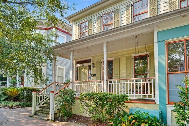 Building Photo - 2 Bedroom Charmer with Sundeck, Wood Floors, and High Ceilings
